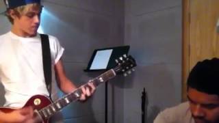 Niall Horan and Carl Falk playing the FULL guitar chords to ''One Thing''