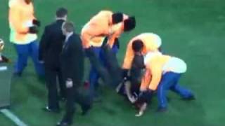 Crazy fan tries to steal World Cup Trophy (Spain vs Netherlands) Fifa WC 2010 final