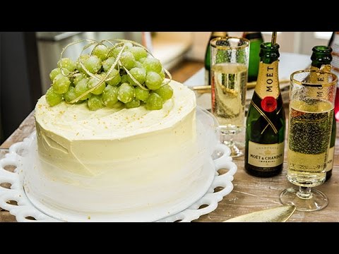 download lagu mp3 mp4 White And Champagne Wedding Cakes, download lagu White And Champagne Wedding Cakes gratis, unduh video klip White And Champagne Wedding Cakes