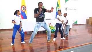 preview picture of video 'Entrega de Kit escolares a I.E De Turbo'