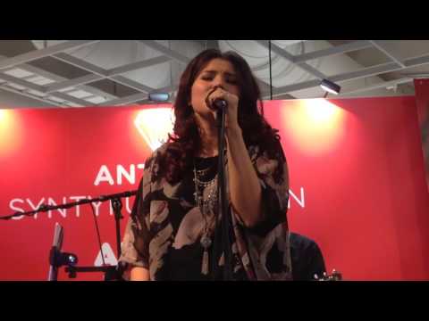 Suvi Teräsniska: Pahalta piilossa //LIVE//