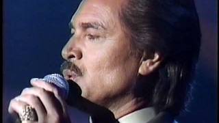 Engelbert Humperdinck  Wrap Your Arms Around Me  Live. Breathtaking voice.  wmv