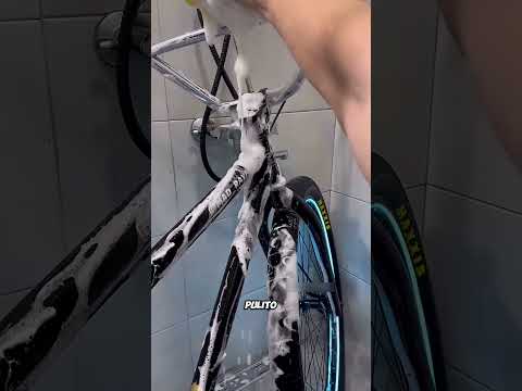 Questo ciclista non ha dormito tutta la notte perché ha dimenticato di lavare la sua bicicletta 😱