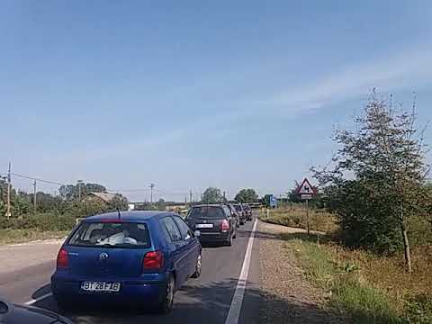 Trenul SUCEAVA NORD  - BOTOŞANI trece de bariera din LEORDA