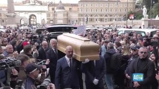 L'ingresso del feretro di Enrica Bonaccorti in chiesa sulle note de "La lontananza"