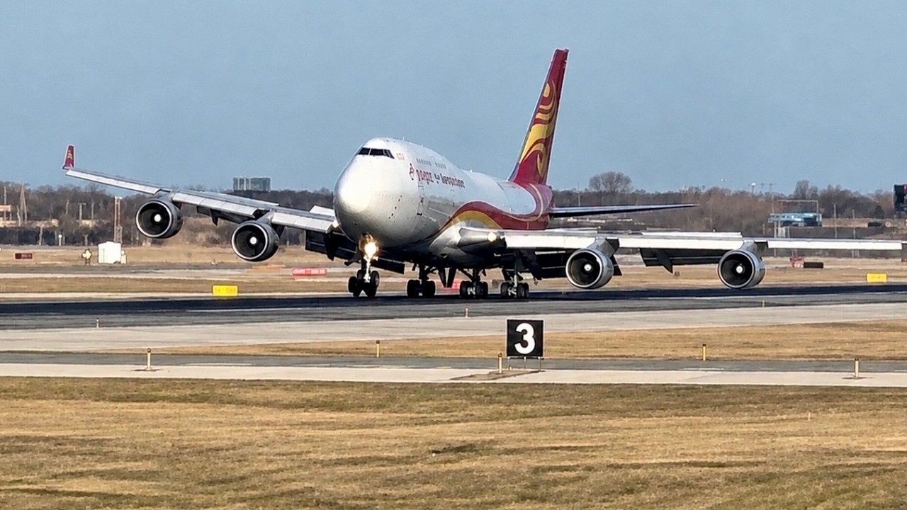 Boeing 747 Banks Too Much