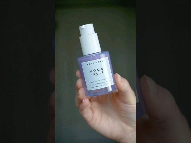 Vídeo relacionado con Herbivore Moon Fruit - Serum facial con alternativa de retinol de Bakuchiol, extrafuerte, 1% de baquuchiol + péptidos, suaviza la piel, reduce las líneas de expresión y arrugas, origen vegetal