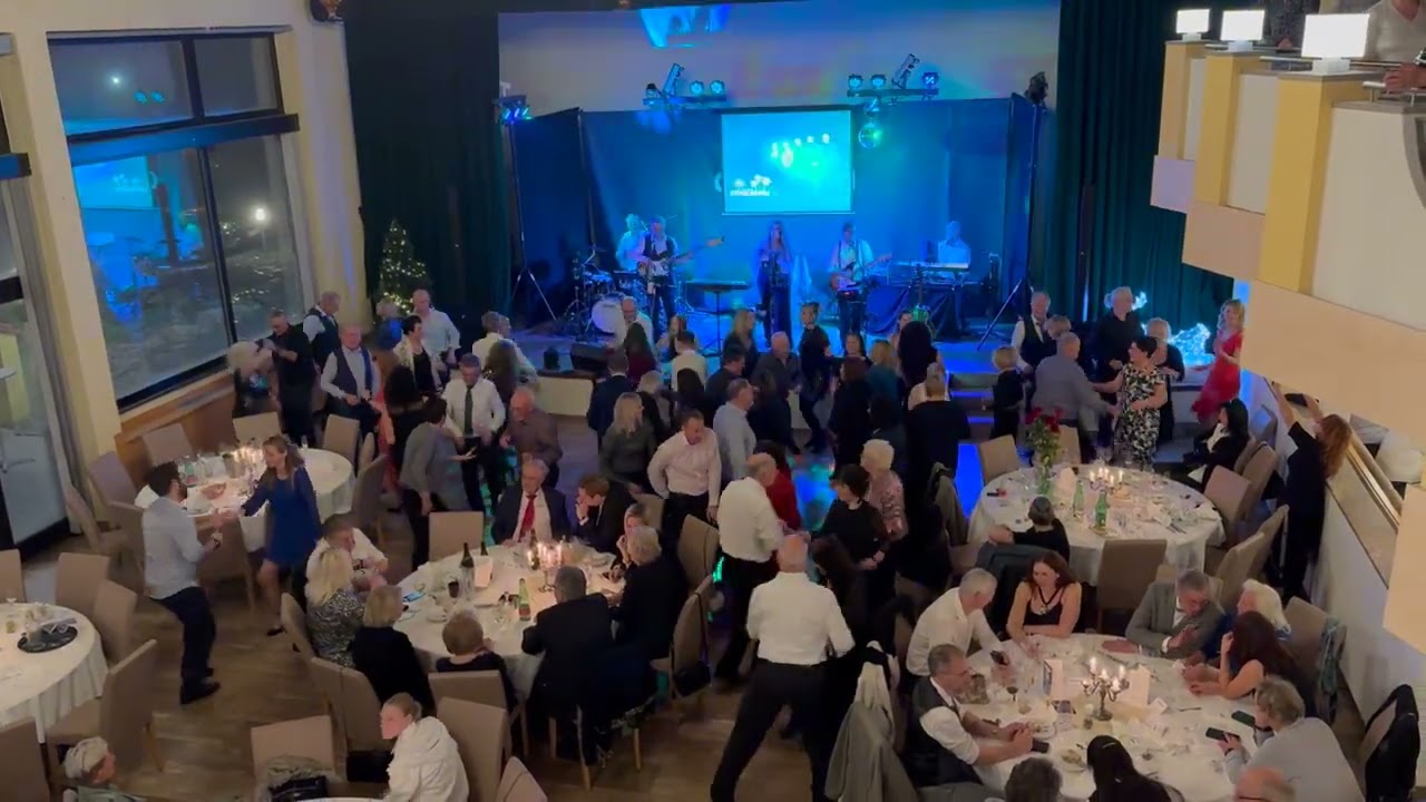 Live-Band Copacabana mit einem Twist Medley