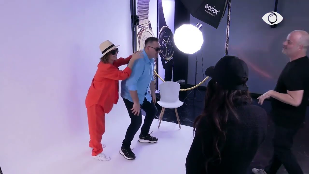 Seti fotografik/ Juli dhe Egla pozojnë përpara fotografit