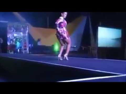 Zodwa showing some sexy moves in front of people