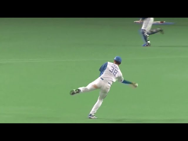 【6回表】ファイターズ・石井一成  素早いチャージと送球でアウトに!! 2022年5月3日 北海道日本ハムファイターズ 対 東北楽天ゴールデンイーグルス