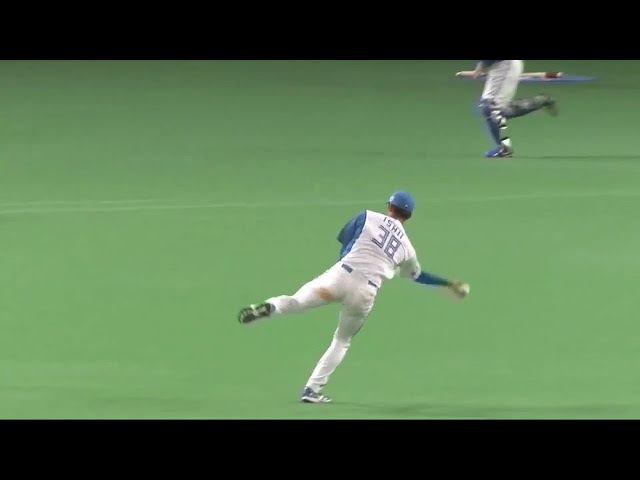 【6回表】ファイターズ・石井一成  素早いチャージと送球でアウトに!! 2022年5月3日 北海道日本ハムファイターズ 対 東北楽天ゴールデンイーグルス