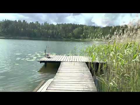 بحيرة قرية Kocioł Duzy في شمال شرق بولندا