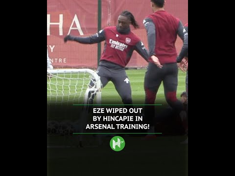 Eberechi Eze getting wiped out by Piero Hincapie in Arsenal training 🫢