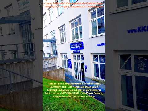 Loses Schild beim Kampfsportstudio Christian Engel befestigt & dann ganz entspannt zum Coachingraum😌