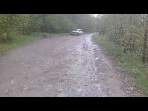 Повінь розмила дорогу до села Космач на Косівщині. ВІДЕО