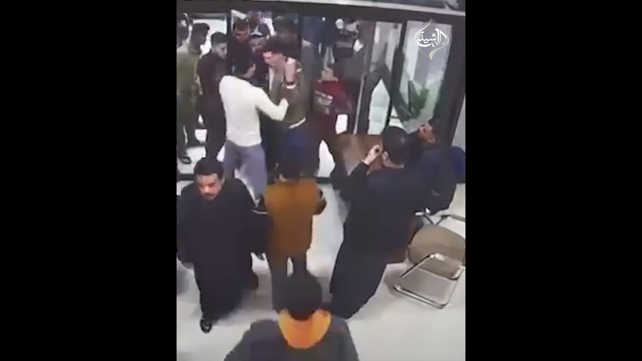 فيديو | منعهم من الدخول… مراجعون ينهالون بالضرب على موظف في مستشفى تكريت التعليمي