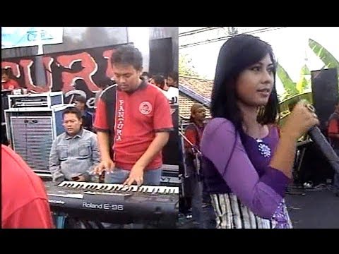 Acha Kumala DIIRINGI SUAMINYA (PIANO) - PANTURA 250911
