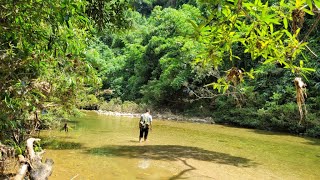 Build a bamboo tent, catch fish from streams, snails.. Survive alone in the wild mountains.