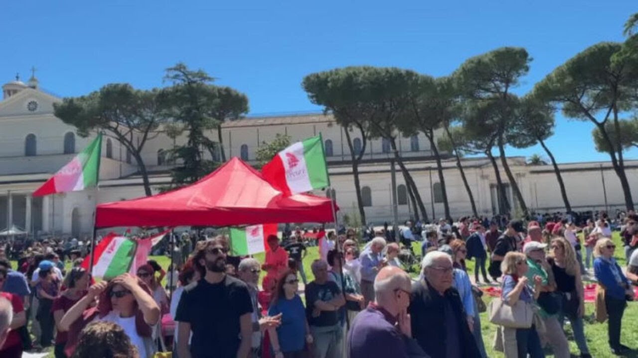 Parco Schuster gremito di persone alla manifestazione del 25 aprile a Roma