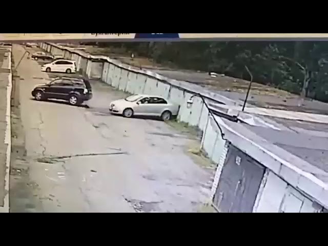 Перепутала не только педали, но еще и гаражи