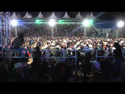 Terceiro dia do Ouro Fino rodeio festival 2014 - show com Munhoz e Mariano