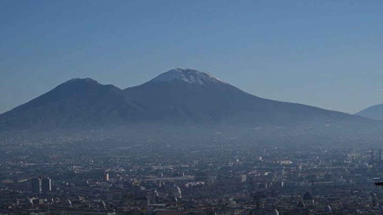 Prima neve dell'anno sul Vesuvio