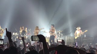 Misery Business Duet with a fan (Paramore Live in Manila 2018)