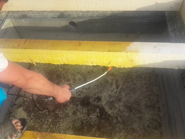 Обработка антисептиком первого ряда балок