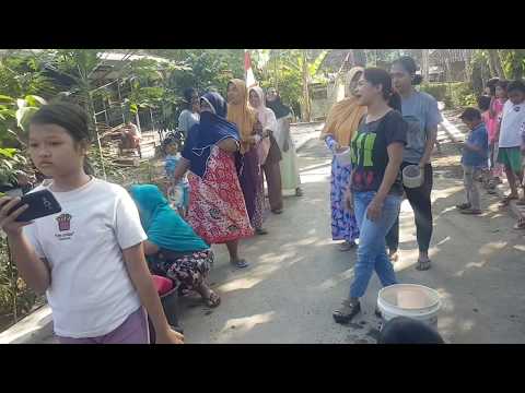 Emak emak lomba masukin air ke ember ! Bikin ngakak :_v