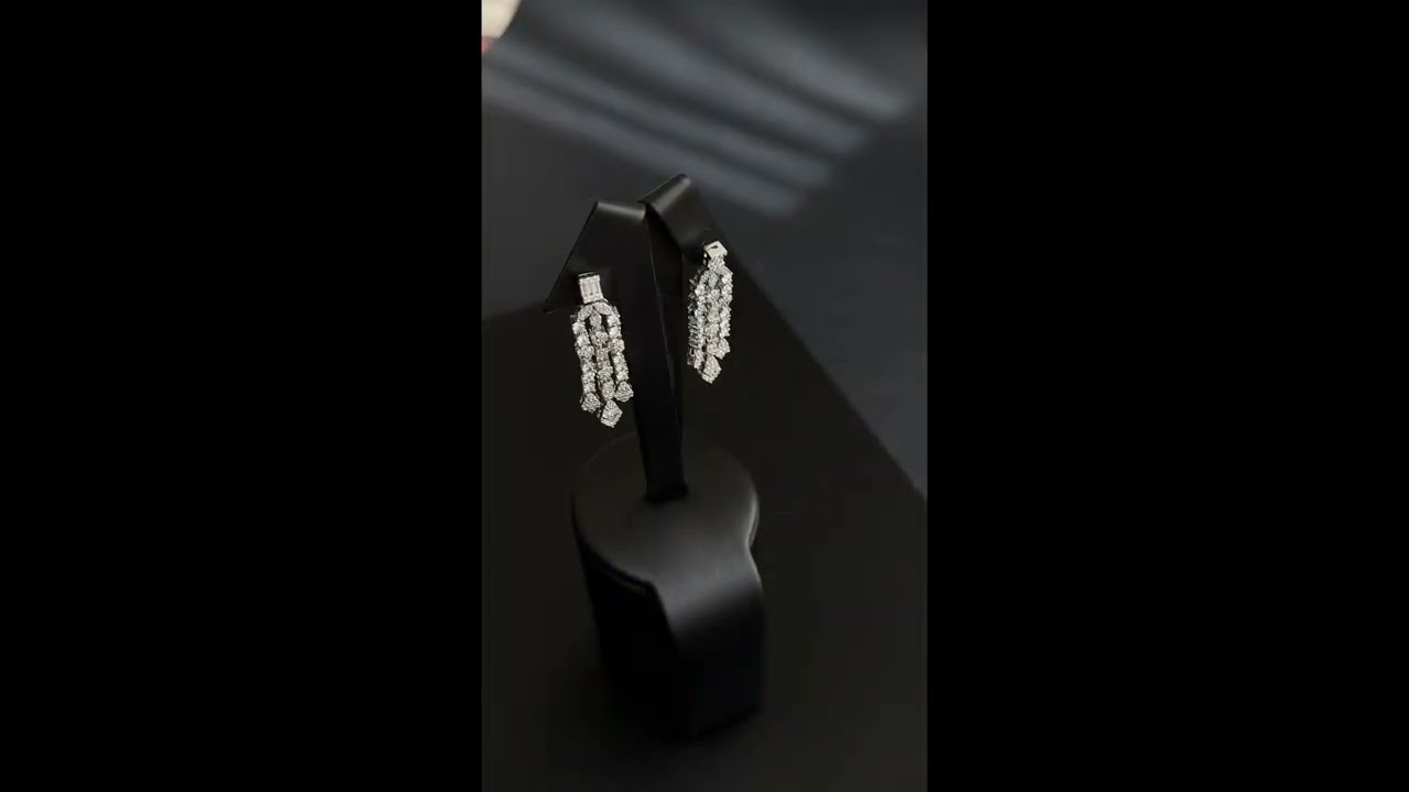 Luxurious accessory set with geometric details