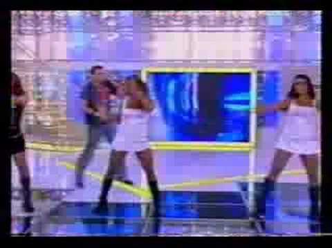 Cantor Latino cantando Festa no Apê no Domingo Legal