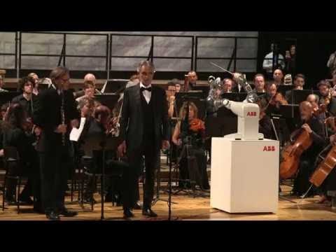 ロボットYuMiがボチェッリコンサートを指揮