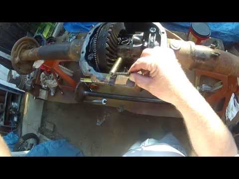 Ford Ranger 7.5 axle, crosspin out, C-clips out, axles out. GOPR0444