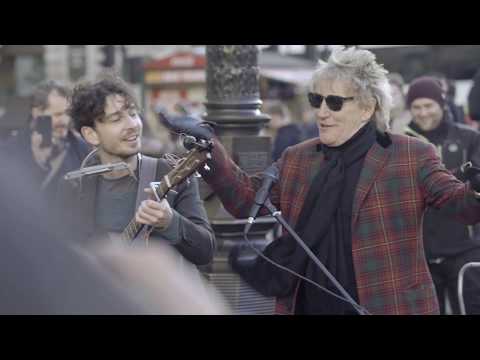 ROD STEWART AND HENRY FACEY IN PICCADILLY CIRCUS