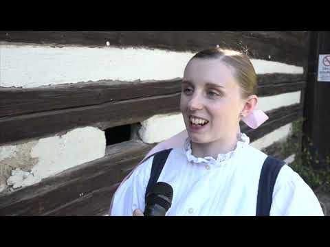 Stavění máje všem pannám hradeckým na Šrámkově statku