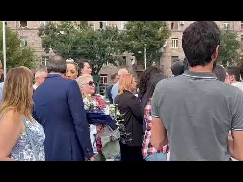 Արզաքանցյանն ու կինը մասնակցում են Կարեն Դեմիրճյանի արձանի բացմանը