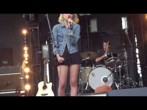 Love In Stereo, Ghost - Sky Ferreira Crying Live @ Chicago Pitchfork Music Festival 2013