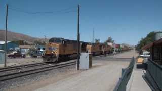 preview picture of video 'Union Pacific Intermodal Train through Downtown Tehachapi HD'