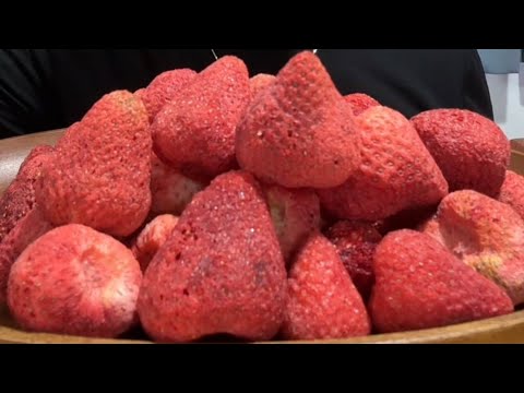 These crispy, sweet and sour dried strawberries are so addictive! ❤️