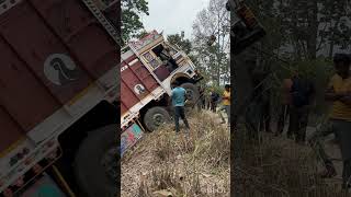 Download lagu Unbelievable Recover Truck Accident mp3
