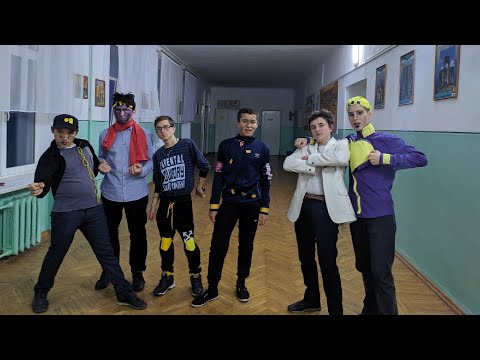 Бизарные ребята танцуют танец из Джо Джо на новогоднем утреннике в школе.