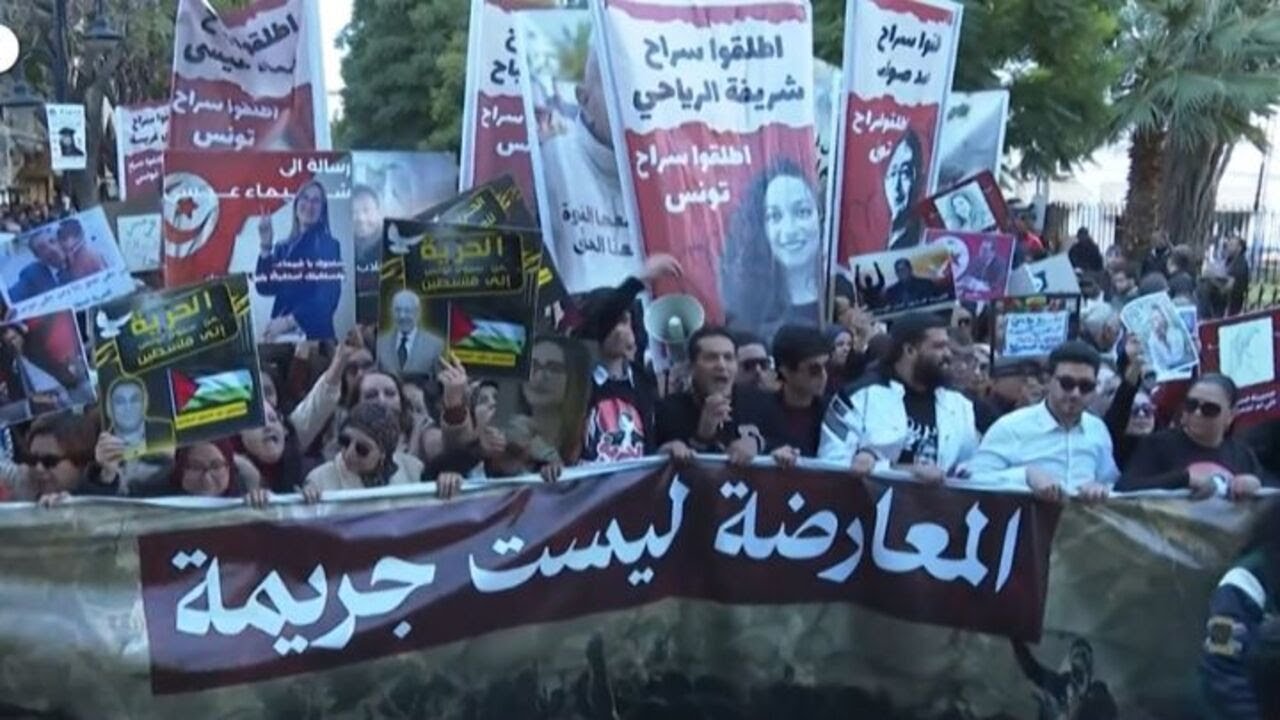 Tunisia, protesta contro il governo: "L'opposizione non e' un crimine"