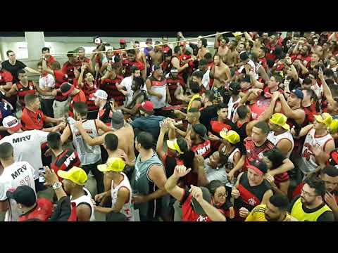 Festa, Confusão e Gás de Pimenta Torcida do Flamengo descendo a Rampa Bateria Urubuzada