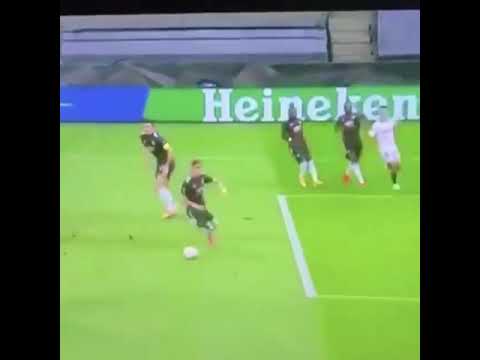 Harry Maguire no look defending