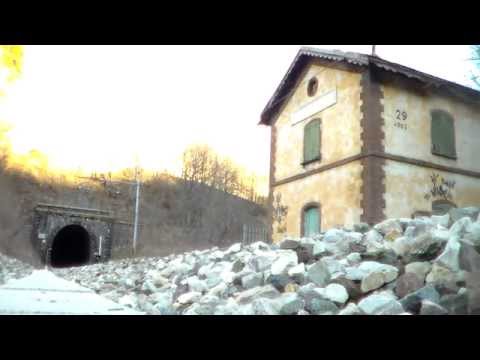 REGIONALE RIPRESO DA TERRA SBUCA DALLA GALLERIA. LIMONE P. 11 - 1 - 2015.