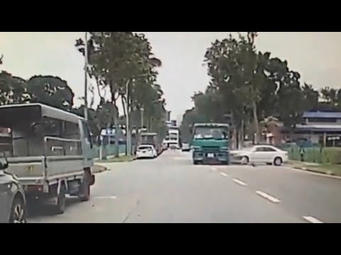 15dec2018 audi a3 smashed onto side of trailer @ eunos road 5