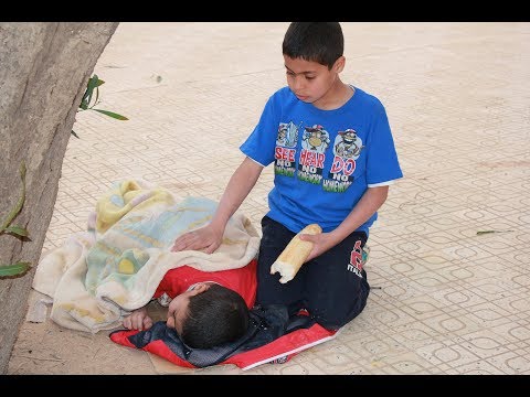 طفل فقير يعتني بأخيه الصغير..بعد وفاة امه : فيلم قصير مؤثر
