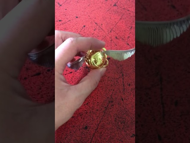 Vídeo relacionado con HARRY POTTER Keychain Golden Snitch (Silver Plated) Carat Shop Portachiavi