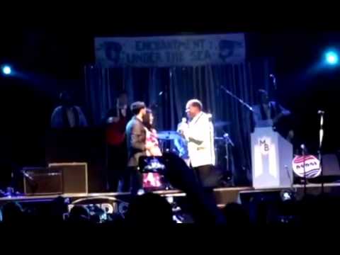 Marvin Berry le canta a los recién casados #Volver_al_futuro